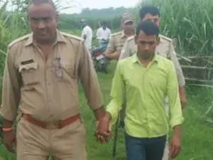 पुलिस ने आरोपी को हिरासत में लिया